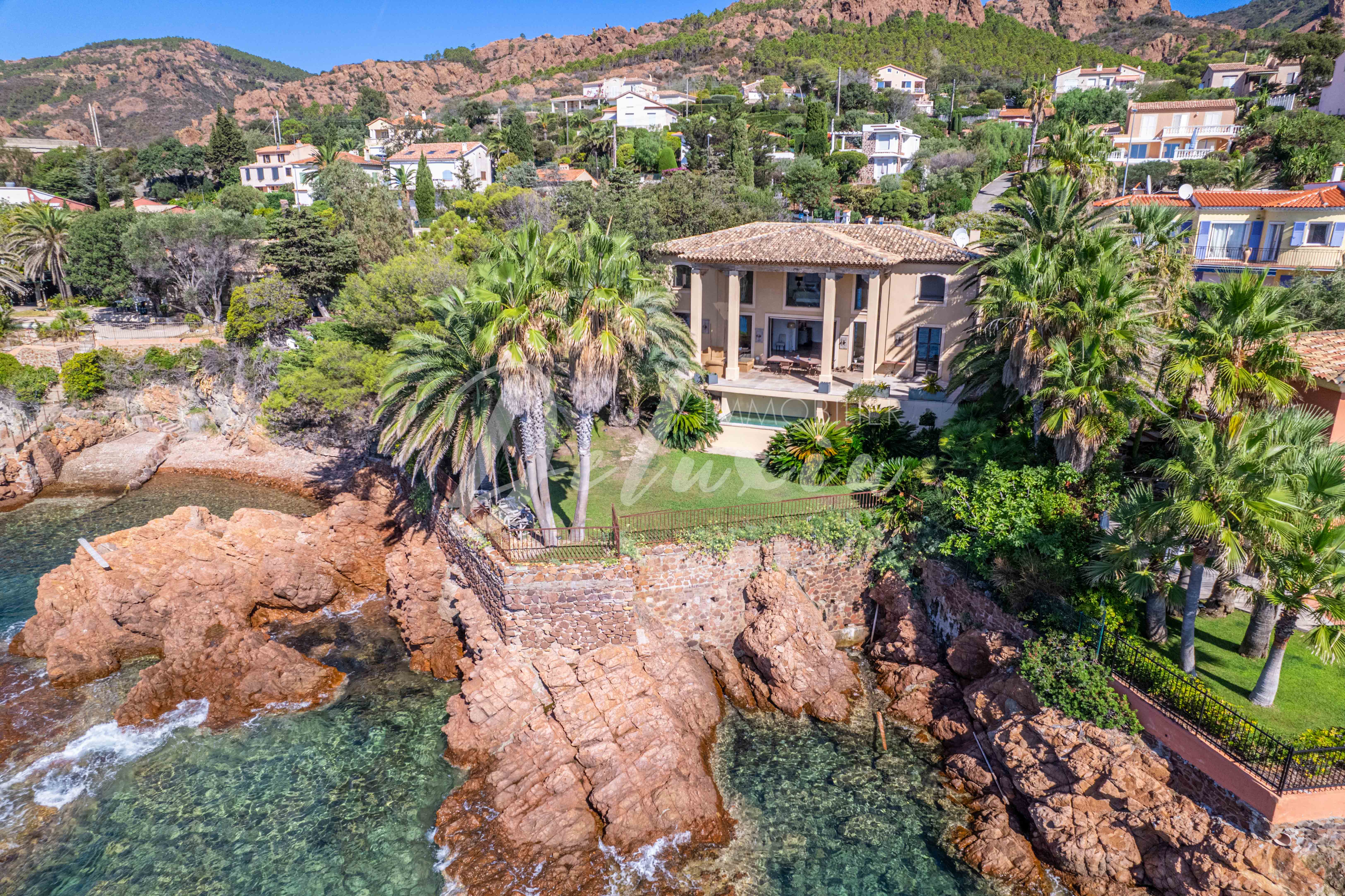 Vente de villas de luxe avec piscine et vue mer sur le littoral varois avec Deluxia Immobilier à Saint-Raphaël