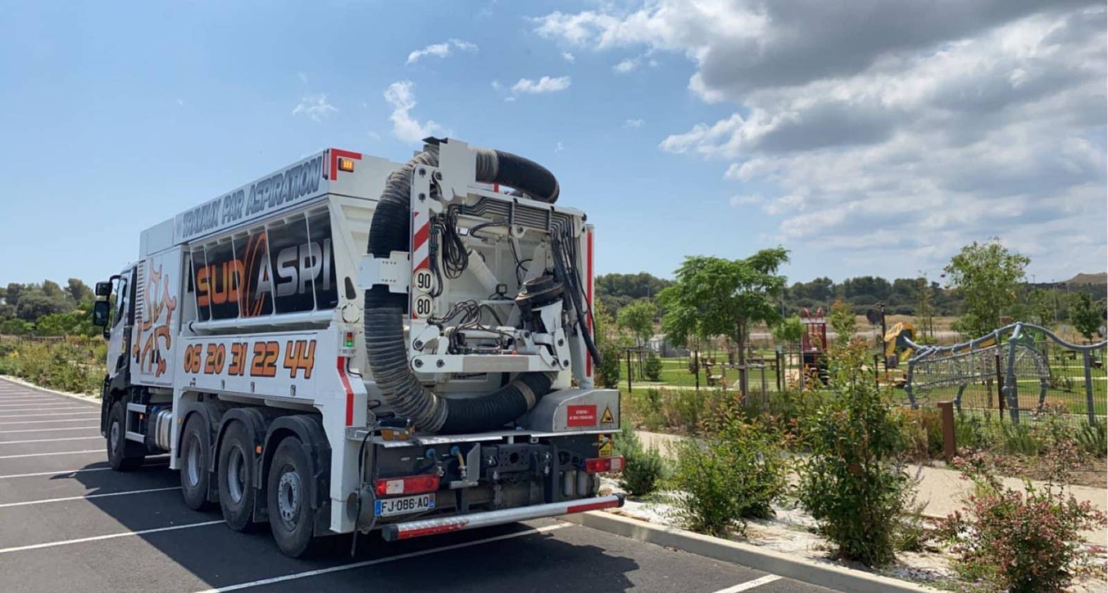 Location d'aspiratrice excavatrice pour nettoyage de chantier de démolition à Béziers avec Sud Aspi