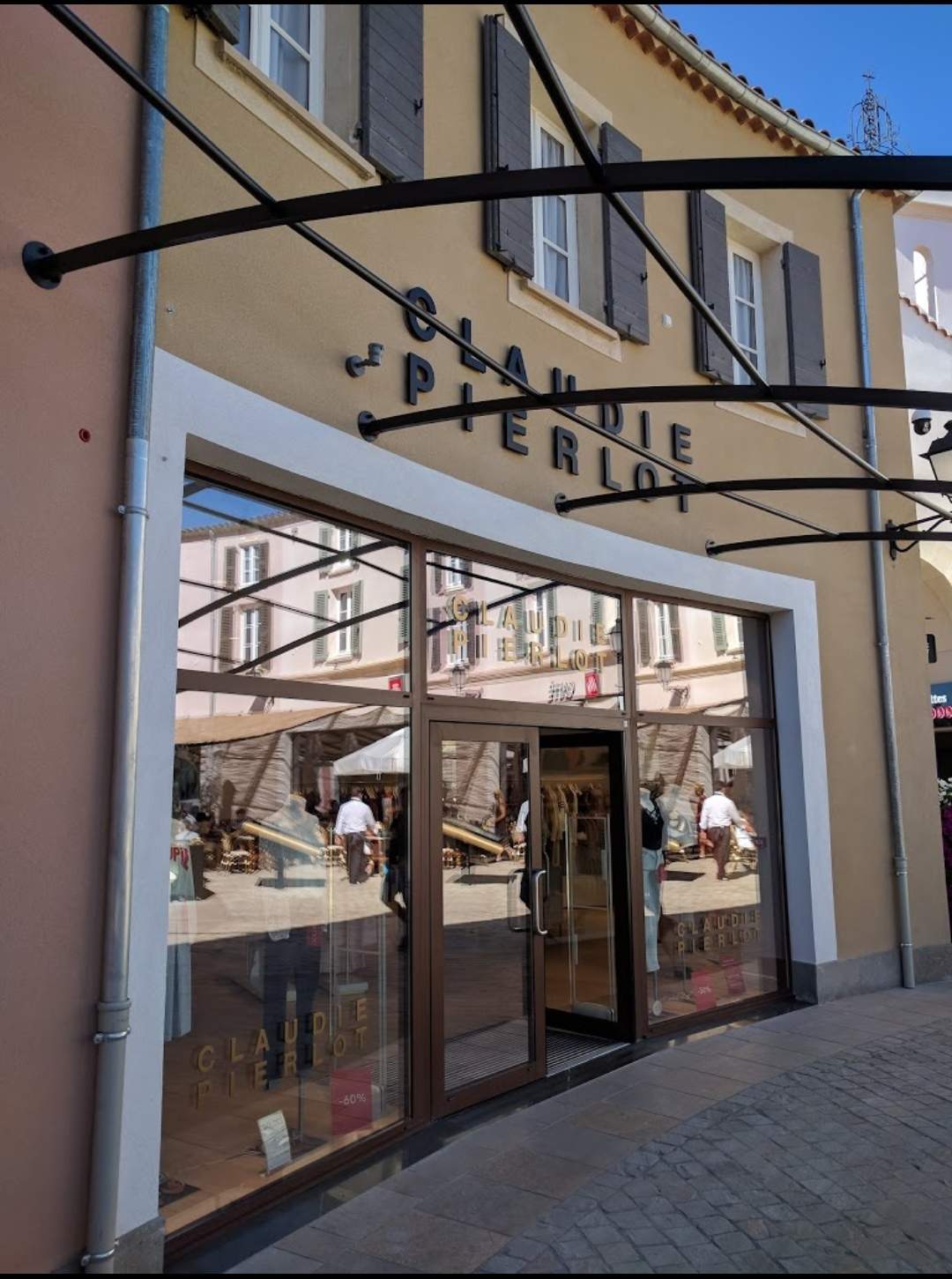 Collection de prêt-à-porter féminin luxe sophistiquée à la parisienne Miramas Claudie Pierlot Outlet