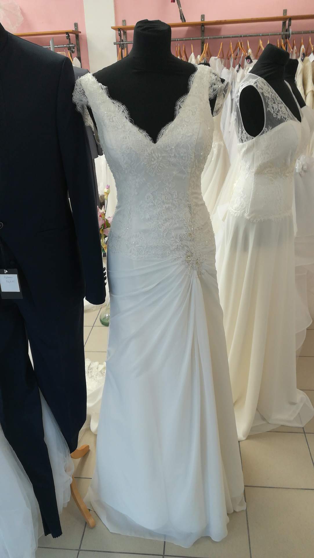 créatrice robe de mariée forme droite avec des strass et de la dentelle aix-en-provence mariage sous l'olivier