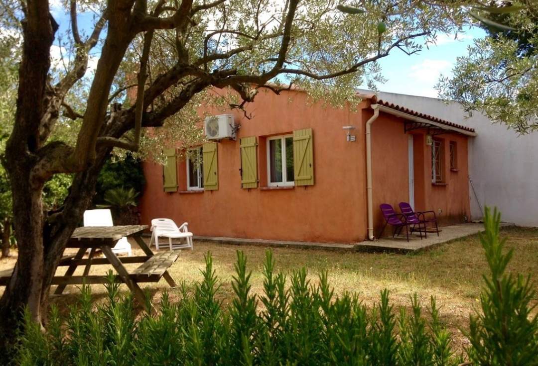 Gîte idéal pour séjour court en famille Miramas proche Salon de Provence Gîte L'Olivier et la Treille