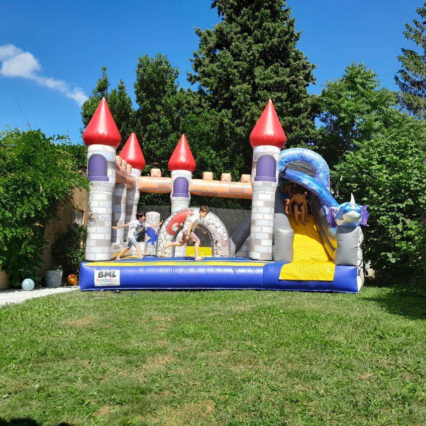 Louer un château gonflable à thème pour un anniversaire d'enfant avec BML Locations à Lyon