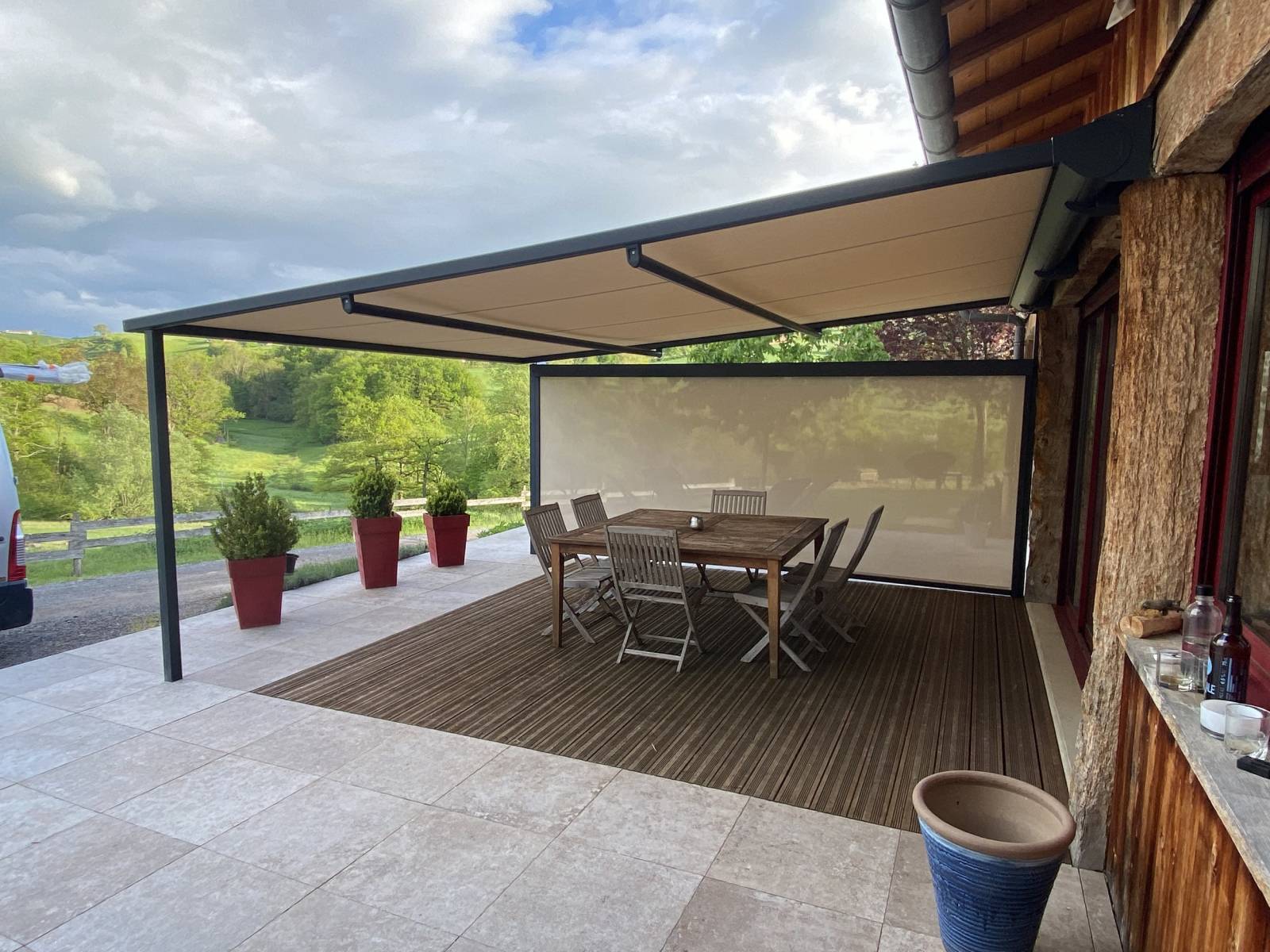 Installation de pergola bioclimatique haut de gamme avec lames orientables en Rhône-Alpes (69)