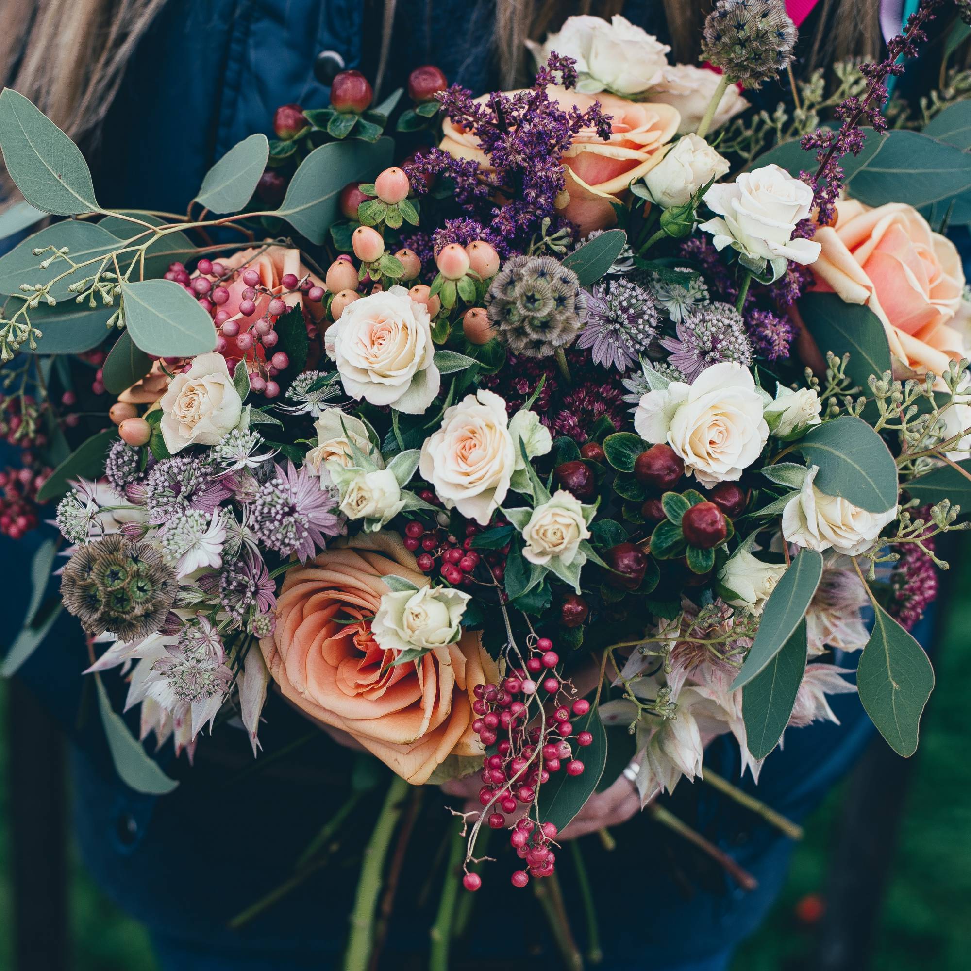 Artisan fleuriste spécialisé en création de gerbes de fleurs naturelles pour deuil et enterrement à Paris 16ème et alentours