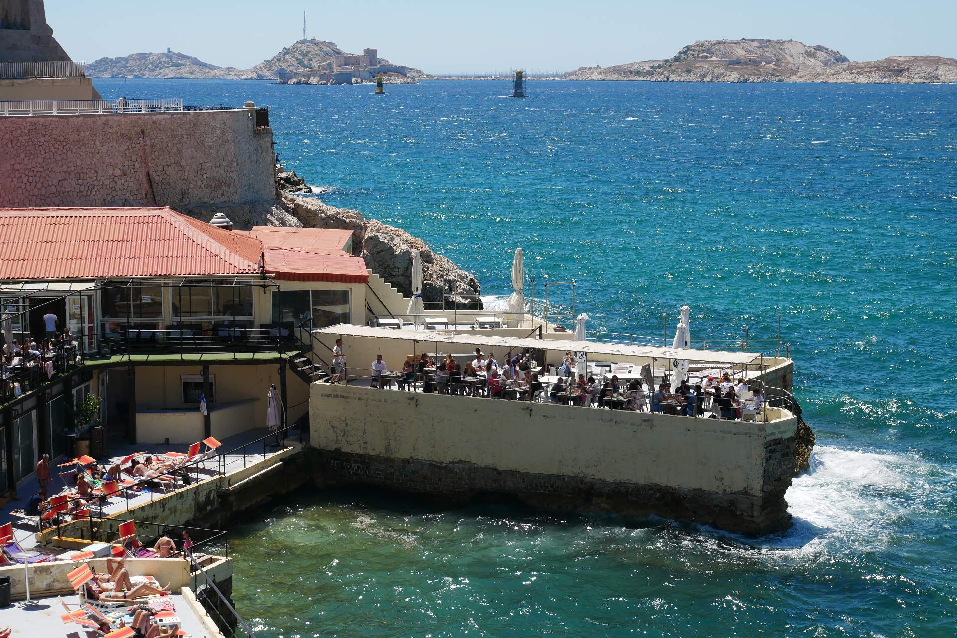 Manger ou boire un verre en bord de mer Marseille Corniche Le bistrot plage