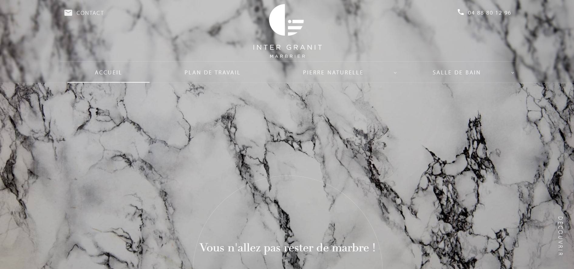 Plan de travail sur-mesure avec crédence pour la cuisine à Fréjus Inter Granit Marbrerie