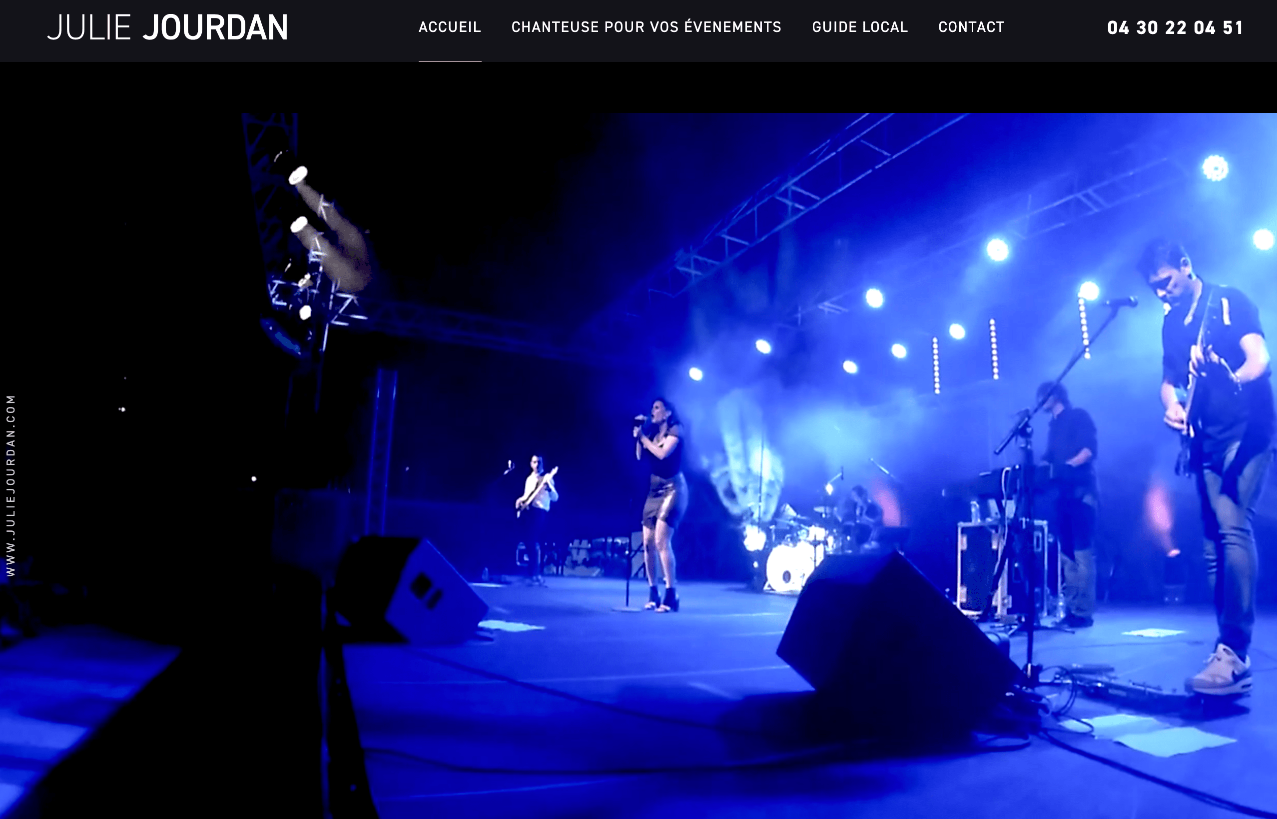julie en scène chanteuse avec musiciens à marseille