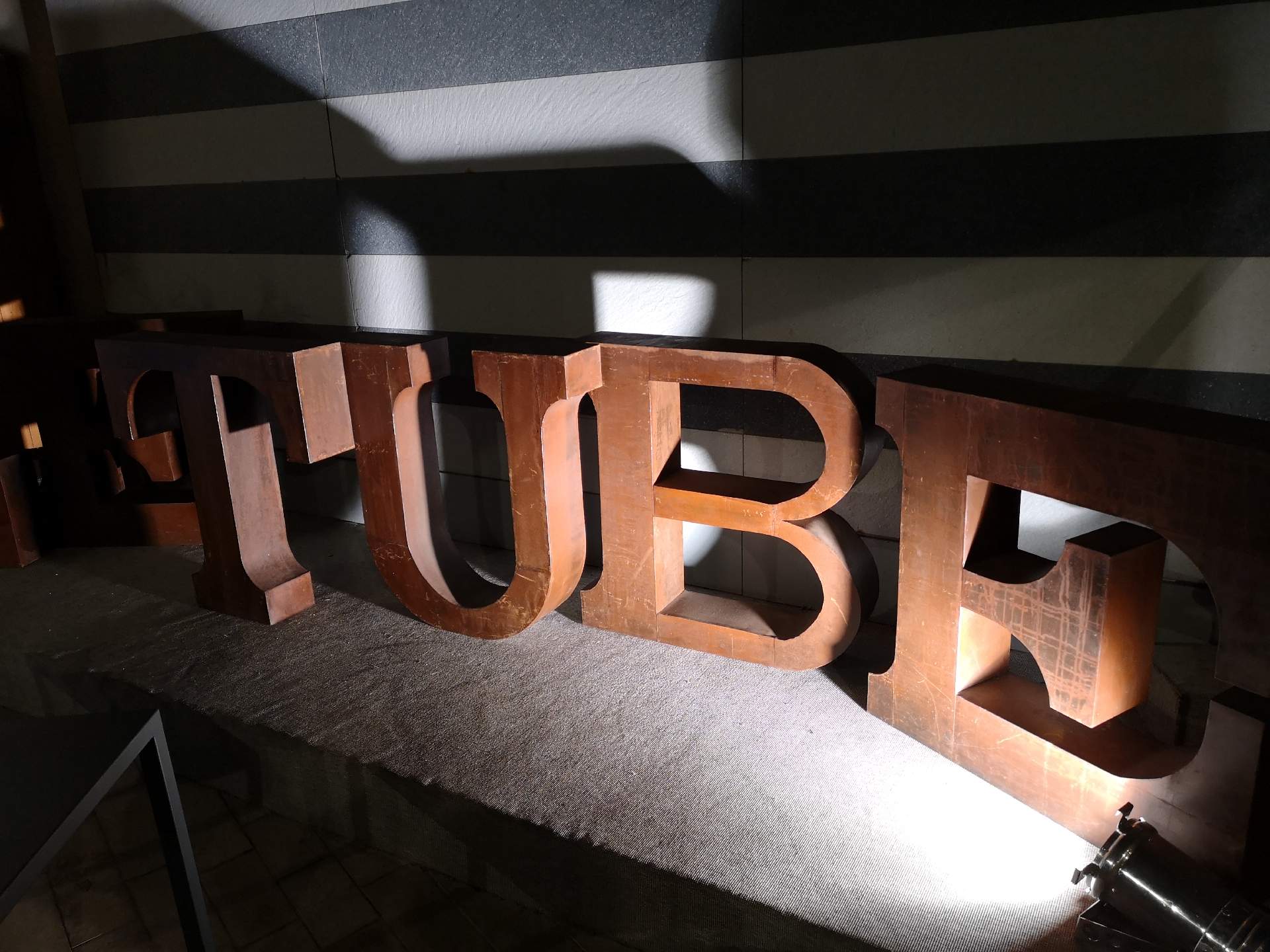 Restaurant déco indus très branché à Cannes Le Tube