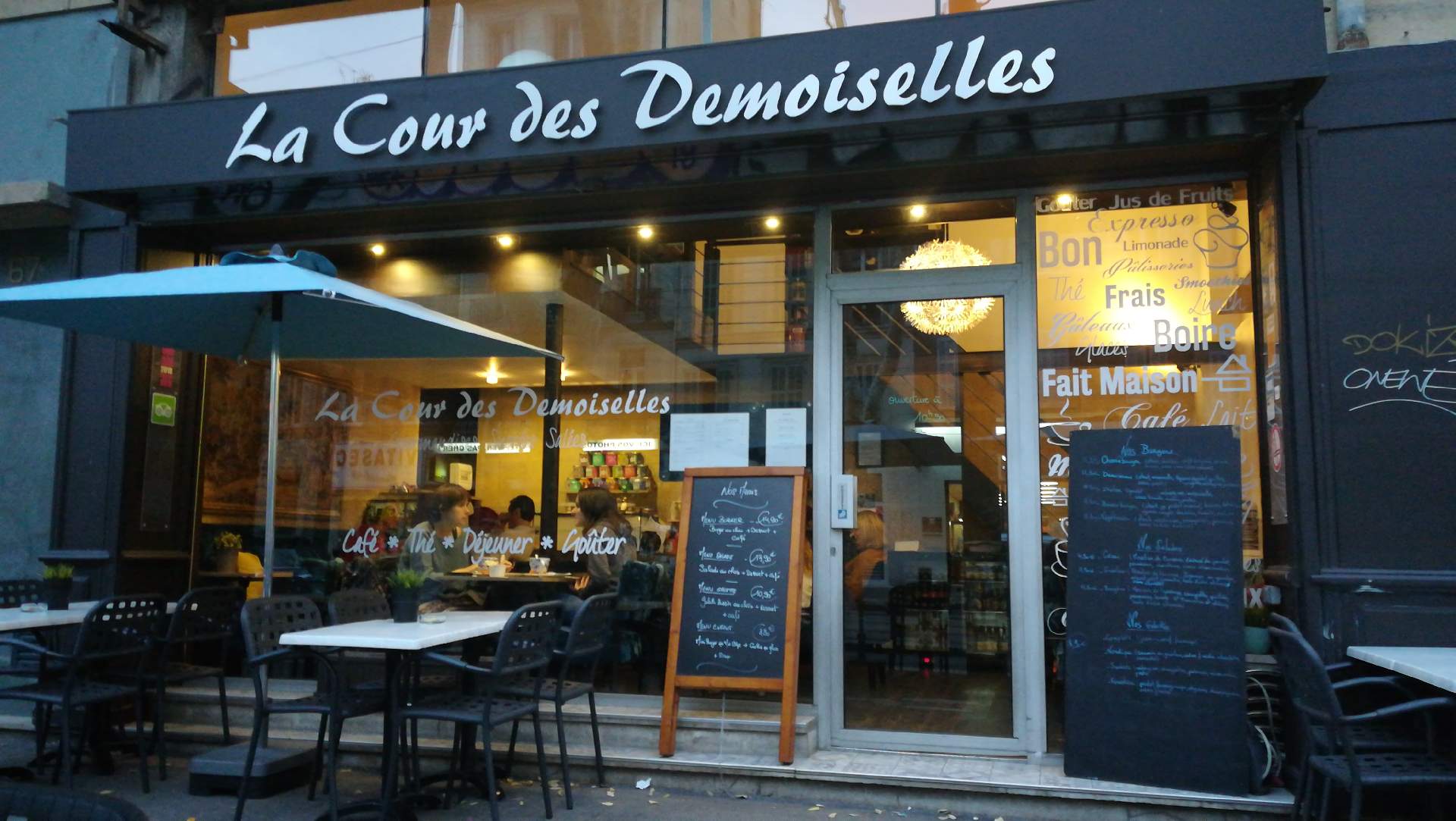 Restaurant café et salon de thé Marseille boulevard chave La cour des demoiselles