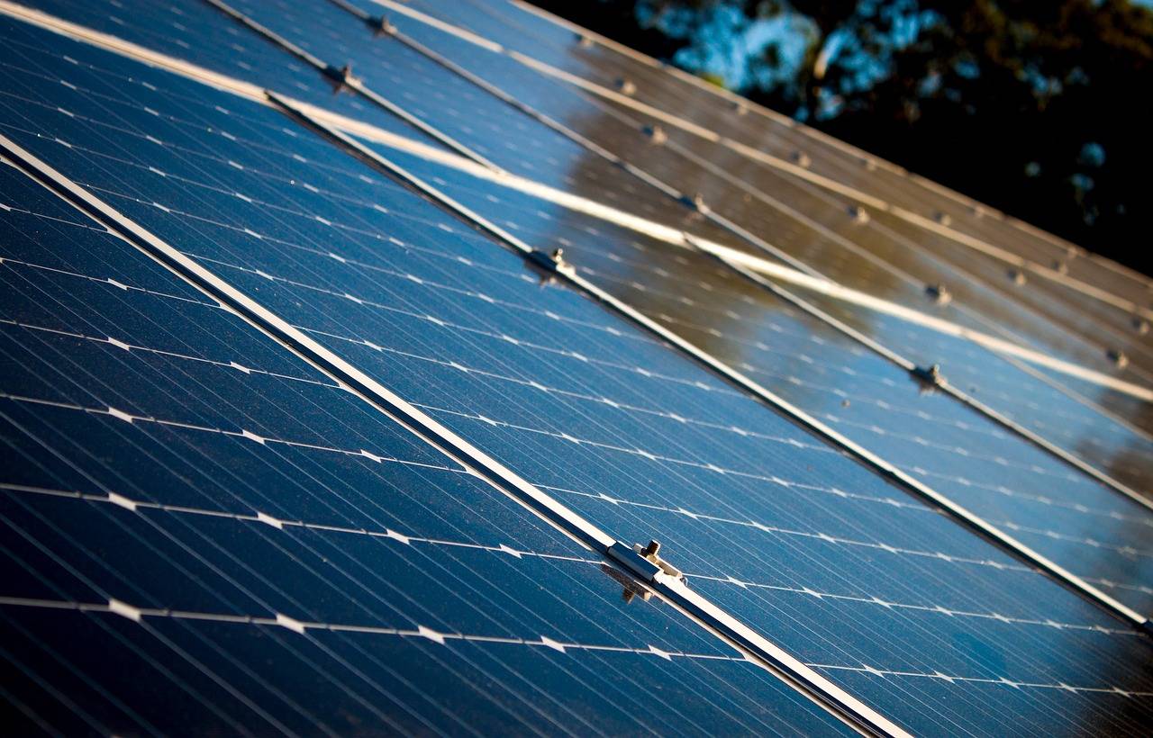 Installateur RGE pour améliorer votre performance énergétique et fiabilité des panneaux solaires à Toulouse - IZEOBAT