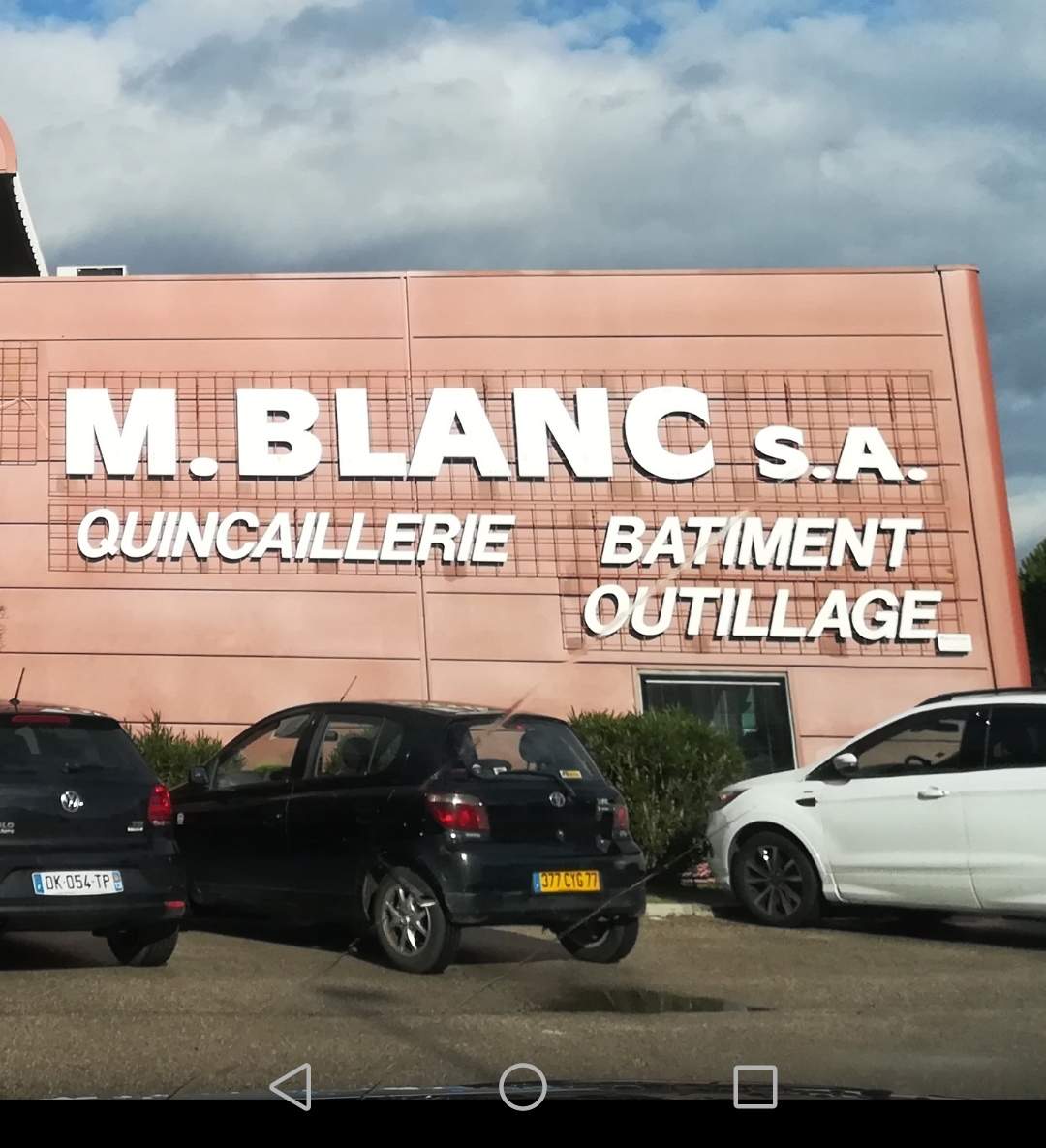 magasin de distribution de fourniture du bâtiment Aubagne au forum du batiment