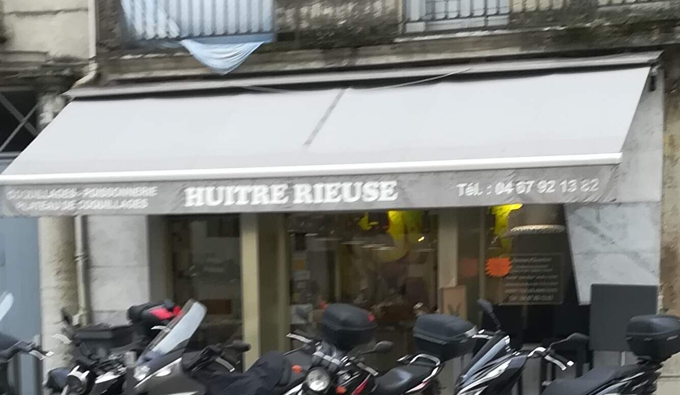 Poissonnerie ,plateau fruits de mer Montpellier L'huître rieuse