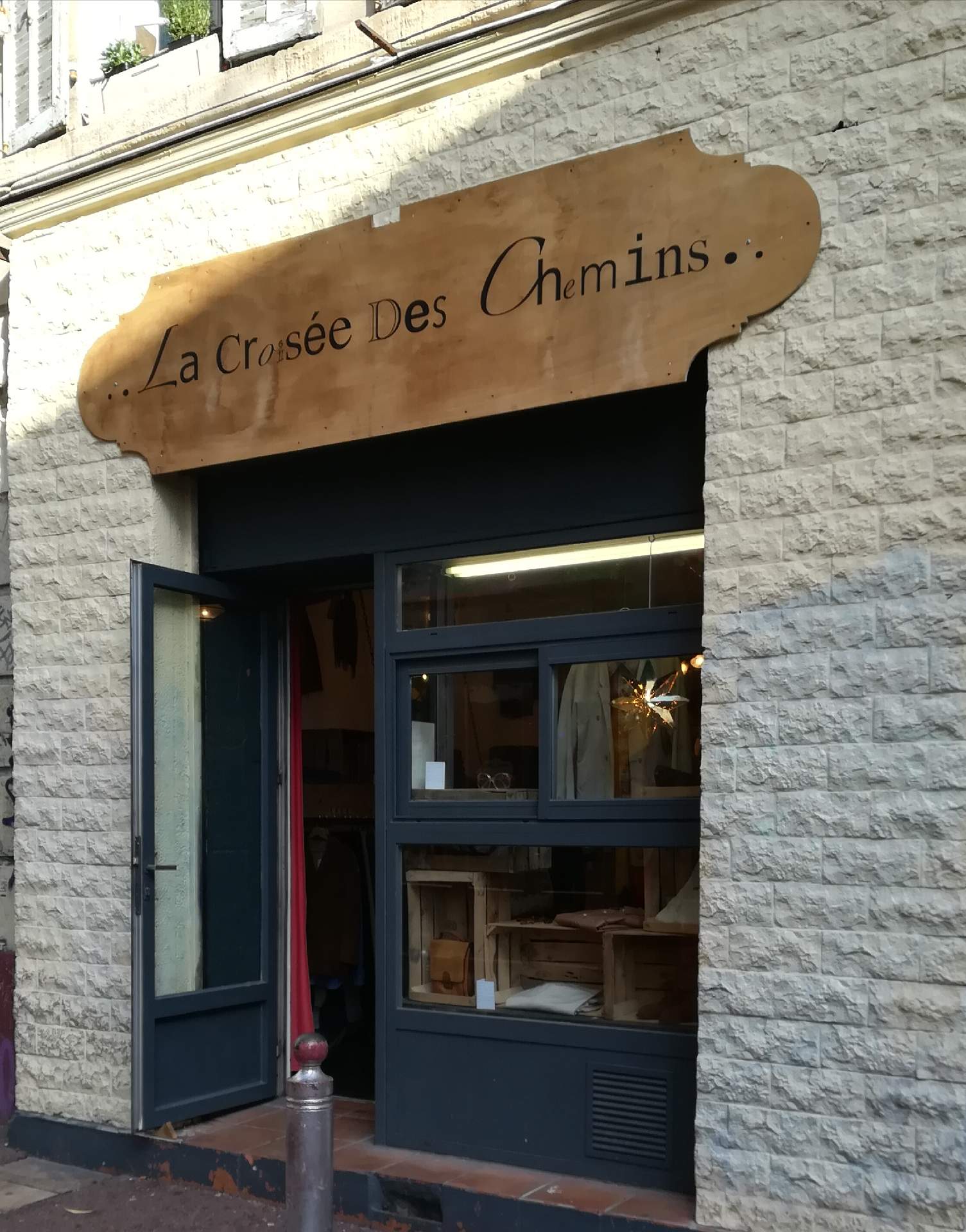Vente d'objets, de vêtements et de mobilier vintage Marseille La croisée des chemins